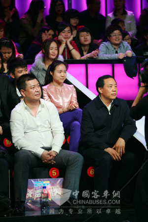 陳逢干先生（右）捐五輛海格校車