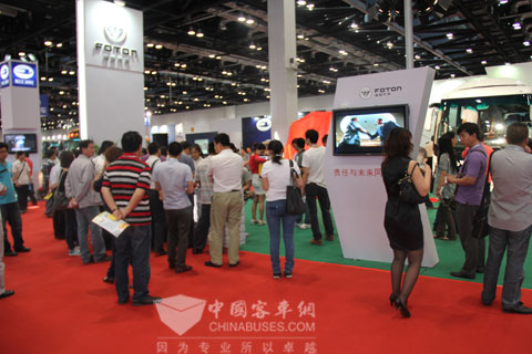 福田歐輝客車展臺(tái)人來人往