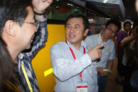 中國交通部副部長馮正霖詳細(xì)了解中通LNG氣瓶安裝情況