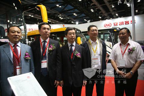 交通部相關(guān)領(lǐng)導(dǎo)蒞臨安凱展臺合影留念