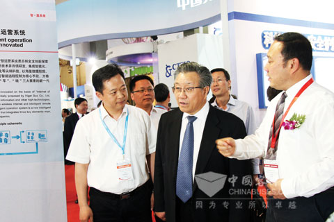 交通運(yùn)輸部部長李盛霖視察海格客車展位