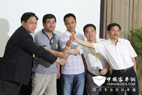 從左至右：濰柴動力，法士特變速箱，漢德車橋，亞星客車共同發(fā)布“濰柴動力3+1”