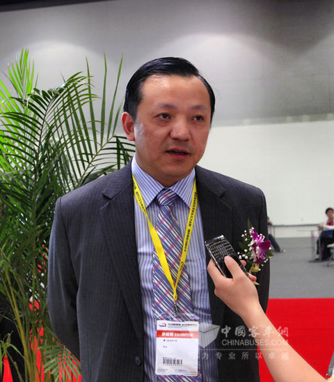 廈門金旅銷售公司副總經(jīng)理吳偉接受記者采訪