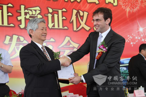 德國萊茵公司萊茵中國車輛部門總監(jiān) Oliver Rothert先生向常隆客車頒發(fā)WVTA證書