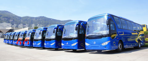 整裝待發(fā)的XML6103LNG天然氣客車