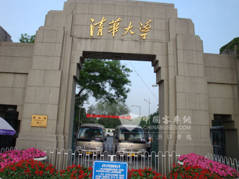 清華大學(xué)門(mén)口的寶斯通客車