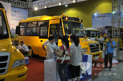 陜汽歐舒特現(xiàn)身校車(chē)展 安全校車(chē)顯關(guān)愛(ài)