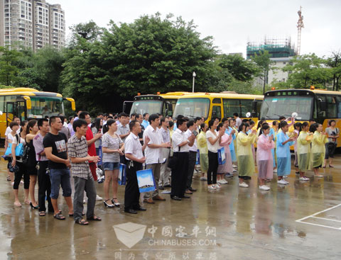 中小學(xué)學(xué)生、老師和客戶代表參加金旅校車推廣活動(dòng)