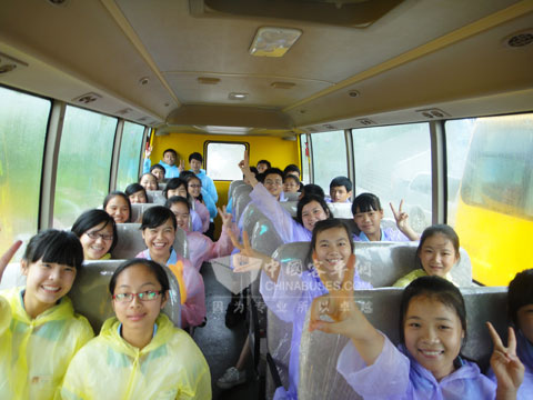 中小學(xué)生與金旅校車親密接觸