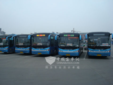 萊蕪交運(yùn)運(yùn)行中的中通客車