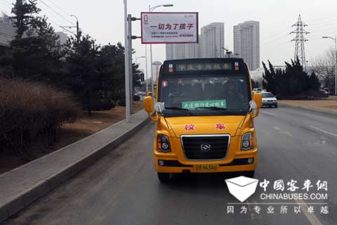 黃海校車護航學(xué)童安全
