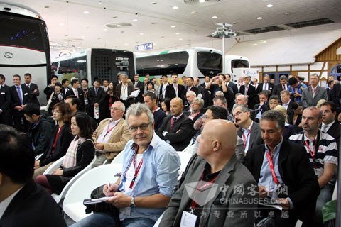 2012年9月，大金龍第三次亮相德國IAA車展，受到眾多客戶和媒體關(guān)注_副本