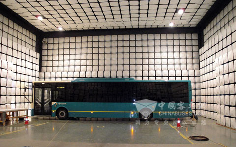 大金龍積極針對(duì)歐洲客戶需求開發(fā)產(chǎn)品，圖為XMQ6127J車型進(jìn)行歐盟整車型式認(rèn)證