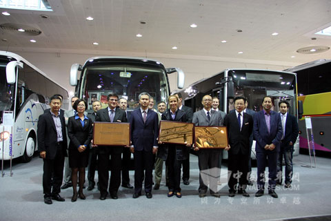 大金龍已在歐洲建立廣泛的營銷和服務(wù)網(wǎng)絡(luò)，圖為十多家歐洲經(jīng)銷商在IAA展會(huì)現(xiàn)場(chǎng)合影