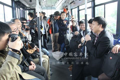 30多名媒體記者試乘快速充電青年電動(dòng)客車(chē)