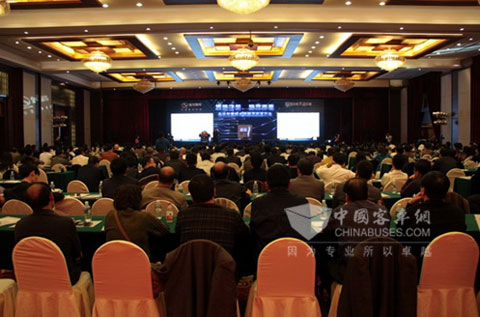 數(shù)百名客戶共同見(jiàn)證金龍"智驅(qū)"的盛大發(fā)布