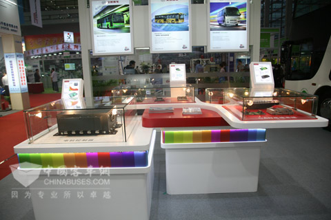 安凱將國(guó)內(nèi)首款純電動(dòng)雙層客車開(kāi)進(jìn)高交會(huì)