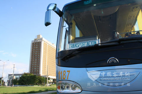 宇通客車在古巴哈瓦那國(guó)家圖書館前