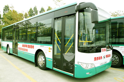 大金龍混合動(dòng)力公交車助力"綠色環(huán)保，品質(zhì)昆明"