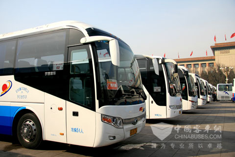 宇通客車停駐在人民大會(huì)堂前