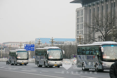 宇通客車停駐在長安街上