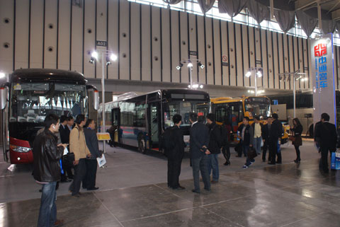 中通客車展臺前絡(luò)繹不絕的人群