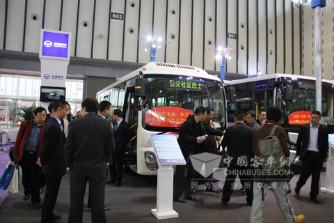 恒通客車展臺前人流不斷