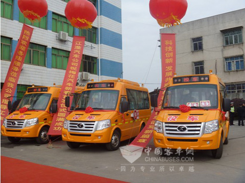 搭載江淮底盤的梅花校車