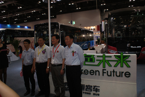 參會(huì)領(lǐng)導(dǎo)為中通客車全球品牌主張揭幕