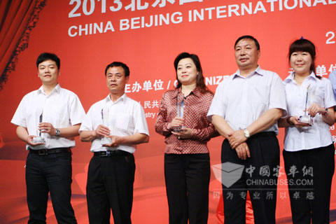 恒通榮獲 “中國(guó)道路運(yùn)輸杯”最佳公交客車獎(jiǎng)和最佳新能源客車獎(jiǎng)