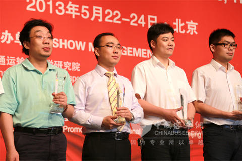 福田歐輝品牌與營銷管理部部長鄭科（左二）領(lǐng)獎(jiǎng)