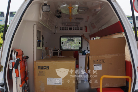 車內(nèi)配備有心電圖、除顫儀、呼吸機(jī)等多種醫(yī)療設(shè)備