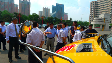 各方領(lǐng)導共同參觀黃海校車