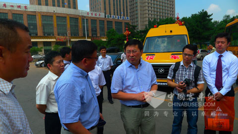 領(lǐng)導參觀黃海校車