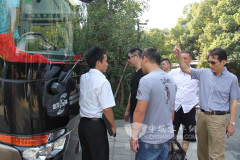 　龍翼推廣專員實(shí)車講解龍翼