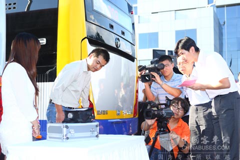 工作人員現(xiàn)場(chǎng)為福田L(fēng)NG客車(chē)進(jìn)行PM2.5尾氣檢測(cè)