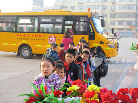 海格“大鼻子”校車把學(xué)生安全送達(dá)