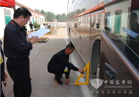 專業(yè)裁判態(tài)度嚴(yán)謹(jǐn)確保比賽的公正性