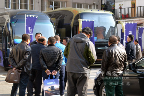 嘉賓參觀亞星客車