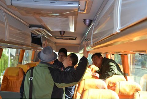 　嘉賓認真查看每一個細節(jié)