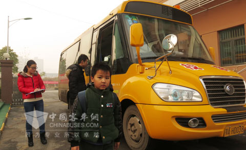 歐陽禾香和記者交流校車運營經(jīng)驗