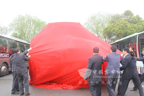 領(lǐng)導(dǎo)共同為新車揭幕