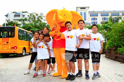 憨態(tài)可掬的小金象贏得孩子們的喜愛(ài)