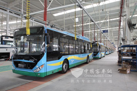 生產(chǎn)線上的中通客車