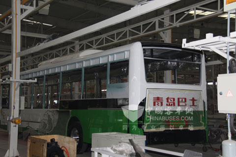 中通生產(chǎn)線上的客車