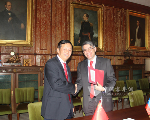 宇通客車董事長(zhǎng)湯玉祥與委內(nèi)瑞拉交通部長(zhǎng)海曼•特魯?shù)偈鹪诋?dāng)?shù)睾腺Y建設(shè)客車工廠的框架協(xié)議