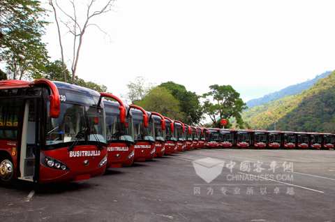 在委內(nèi)瑞拉當(dāng)?shù)剡\(yùn)營的宇通客車