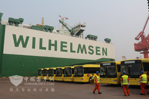 工作人員為車輛做最后的檢查