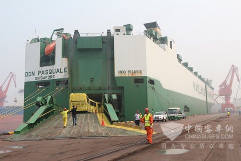 最后一輛客車裝運成功，2186臺中通校車駛向大洋彼岸