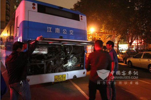 大金龍專(zhuān)項(xiàng)小組對(duì)上線車(chē)輛每晚一查二審驗(yàn)